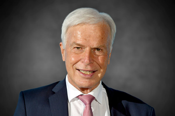 kicker Herausgeber Rainer Holzschuh im Alter von 77 Jahren verstorben.