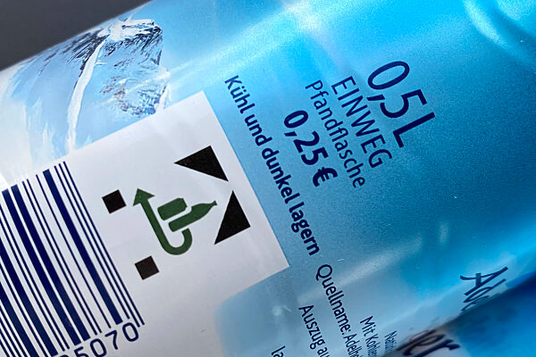 Themenbild Einweg PET Pfandflasche mit Pfandetikett.