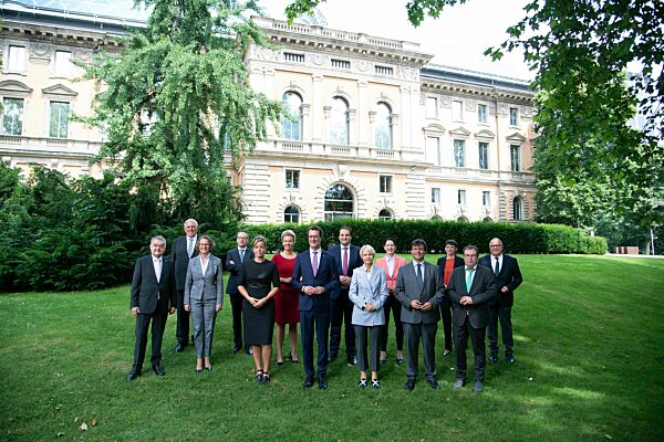 Hendrik WUEST ernennt Kabinett.