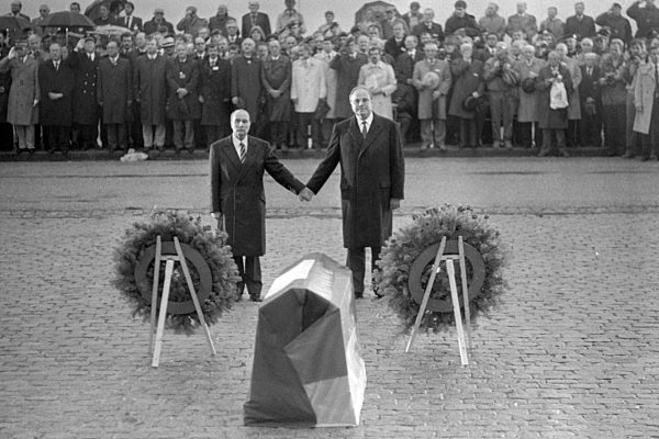 Mitterand und Kohl reichen sich die Haende