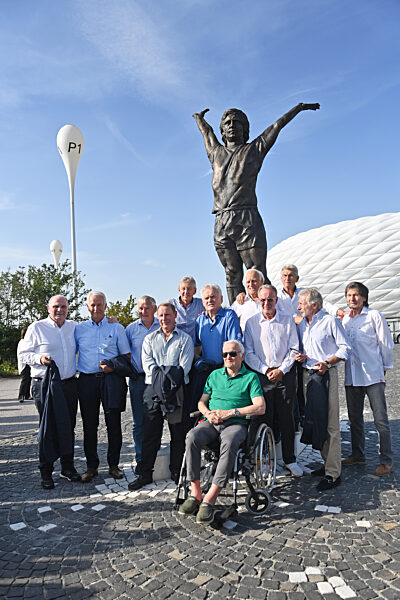 Offizielle Enthuellung des Denkmals zu Ehren von Gerd Mueller
 .