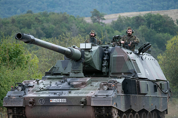 Boris Pistorius besucht Artillerieschule Idar-Oberstein.