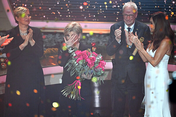 Die schoensten Weihnachtshits mit Carmen Nebel.