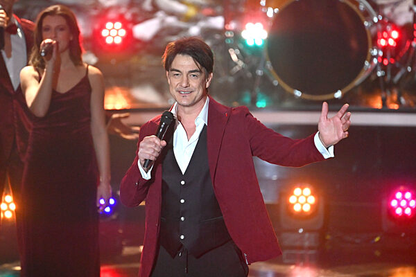 Die schoensten Weihnachtshits mit Carmen Nebel.