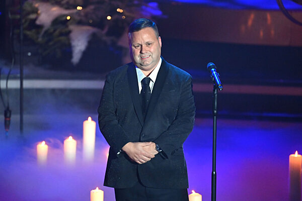 Die schoensten Weihnachtshits mit Carmen Nebel.