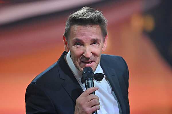 Die schoensten Weihnachtshits mit Carmen Nebel.