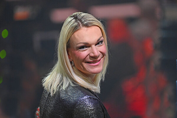 Die schoensten Weihnachtshits mit Carmen Nebel.