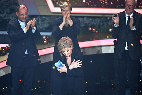 Die schoensten Weihnachtshits mit Carmen Nebel.