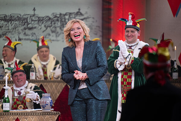 CDU Politikerin Julia KLOECKNER vor dem Stockacher Narrengericht.