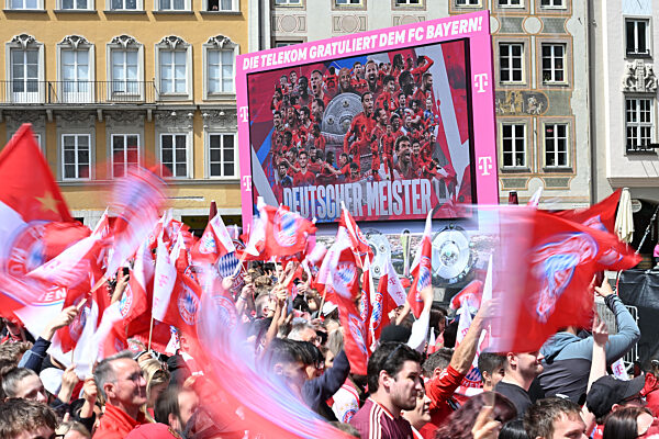 Meisterfeier FC Bayern Muenchen auf dem Marienplatz.