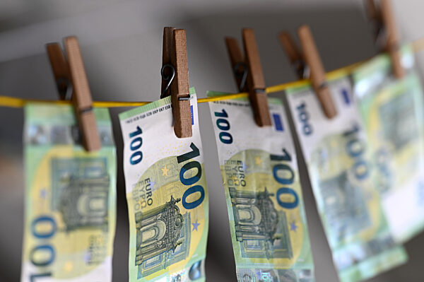 Themenfoto Geldwaesche.