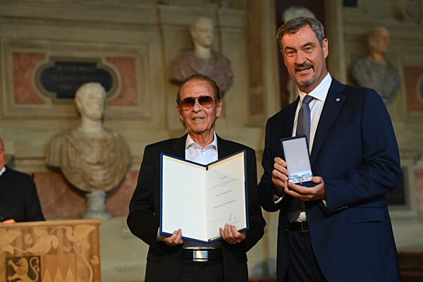 Aushaendigung  Bayerischer Verdienstorden.