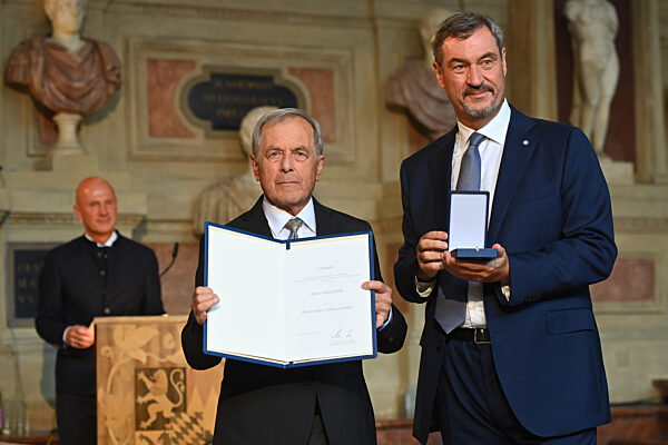 Aushaendigung  Bayerischer Verdienstorden.