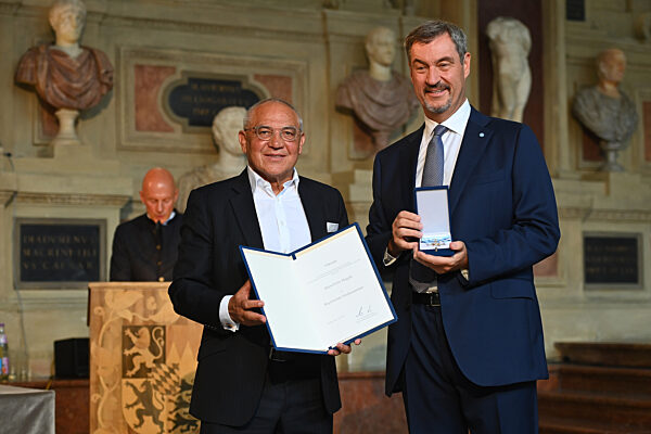 Aushaendigung  Bayerischer Verdienstorden.