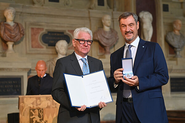 Aushaendigung  Bayerischer Verdienstorden.