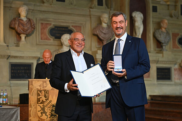 Aushaendigung  Bayerischer Verdienstorden.