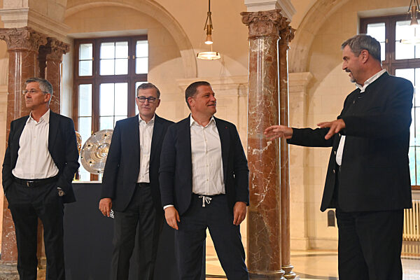 Markus SOEDER (Ministerpraesident Bayern und CSU Vorsitzender) empfaengt die Meistermannschaften des FC Bayern in der Staatskanzlei in Muenchen.