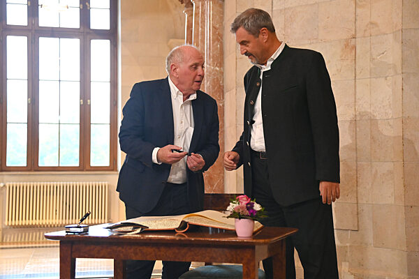 Markus SOEDER (Ministerpraesident Bayern und CSU Vorsitzender) empfaengt die Meistermannschaften des FC Bayern in der Staatskanzlei in Muenchen.