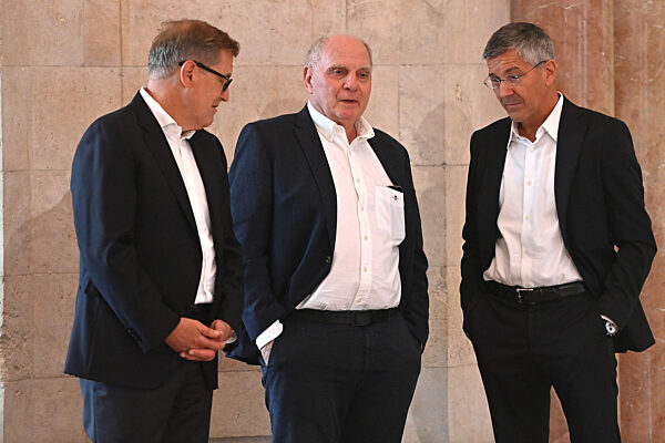 Markus SOEDER (Ministerpraesident Bayern und CSU Vorsitzender) empfaengt die Meistermannschaften des FC Bayern in der Staatskanzlei in Muenchen.