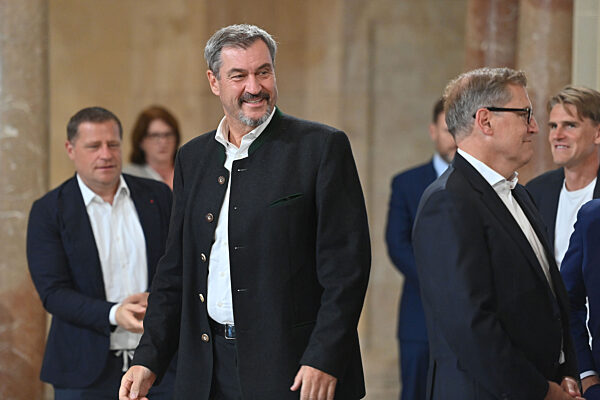 Markus SOEDER (Ministerpraesident Bayern und CSU Vorsitzender) empfaengt die Meistermannschaften des FC Bayern in der Staatskanzlei in Muenchen.