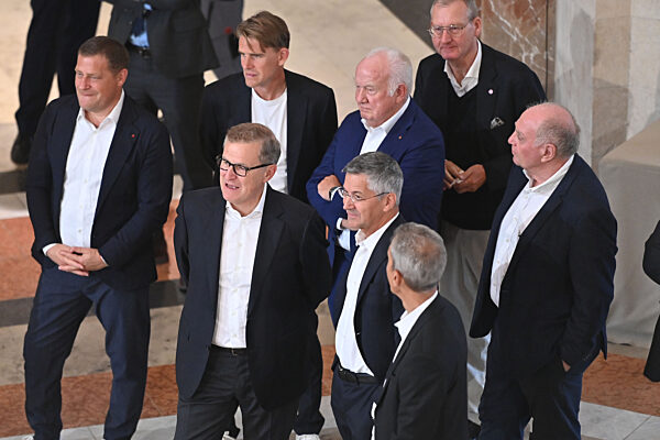 Markus SOEDER (Ministerpraesident Bayern und CSU Vorsitzender) empfaengt die Meistermannschaften des FC Bayern in der Staatskanzlei in Muenchen.