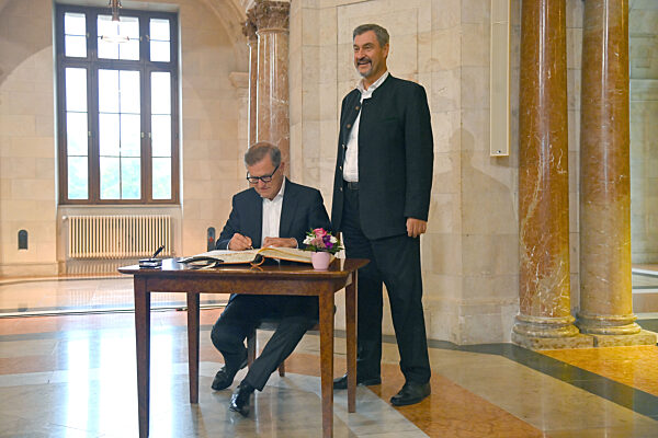 Markus SOEDER (Ministerpraesident Bayern und CSU Vorsitzender) empfaengt die Meistermannschaften des FC Bayern in der Staatskanzlei in Muenchen.