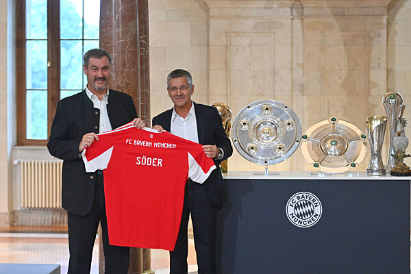 Markus SOEDER (Ministerpraesident Bayern und CSU Vorsitzender) empfaengt die Meistermannschaften des FC Bayern in der Staatskanzlei in Muenchen.