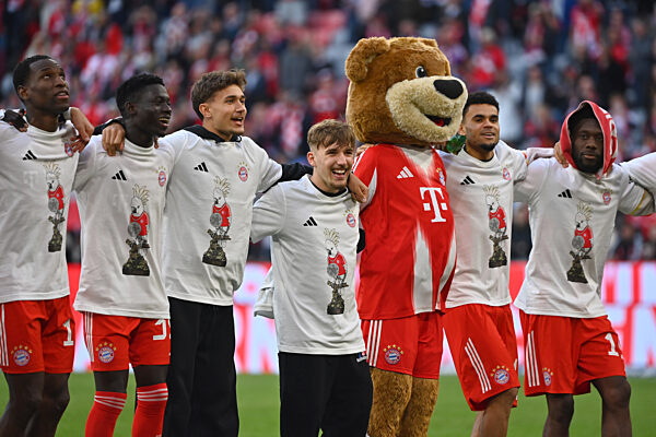 FC Bayern erneut deutscher Fußball-Meister FC Bayern München ist zum 35. Mal Meister – der Titel ist ihnen schon vier Spieltage vor Schluss nicht mehr zu nehmen! Mit einem Heimsieg gegen VfB Stuttgart machten die Münchner alles klar und krönten ihre dominante Saison.