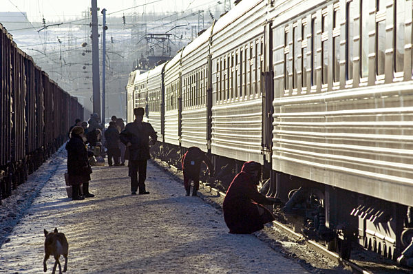 Auf einem der fast 400 Bahnhöfe an der über 9...