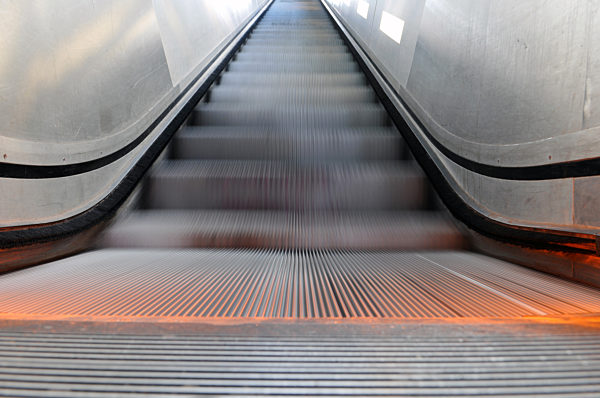Deutschland - Rolltreppe einer S-Bahnstation in Berlin