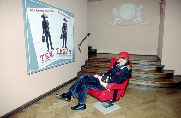 Helge Schneider
           01/93 mapo

quer ganz sitzend ...