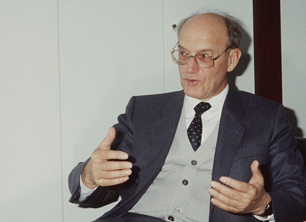 Heinz Nixdorf
(Unternehmer)    12/83 ru



Mann Management Führung Leitung...