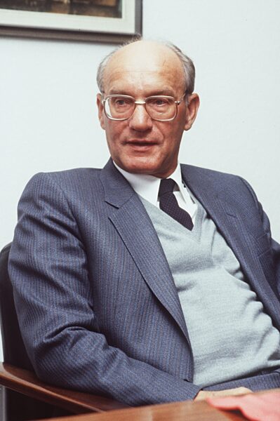 Heinz Nixdorf
(Unternehmer)    03/85 vZ



Mann Management Führung Leitung...