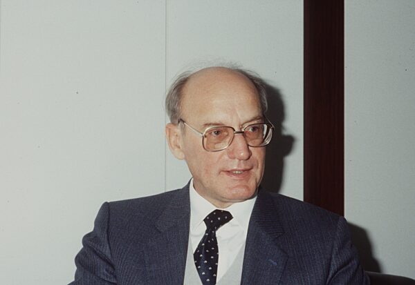 Heinz Nixdorf
(Unternehmer)    12/83 ru



Mann Management Führung Leitung...