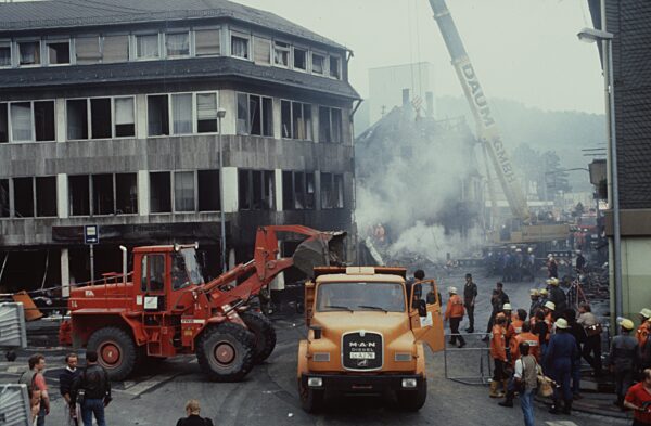 Tanklastzugunglück Herborn
Aufräumarbeiten
07/87 teu


 
Tanklastzugunglück...