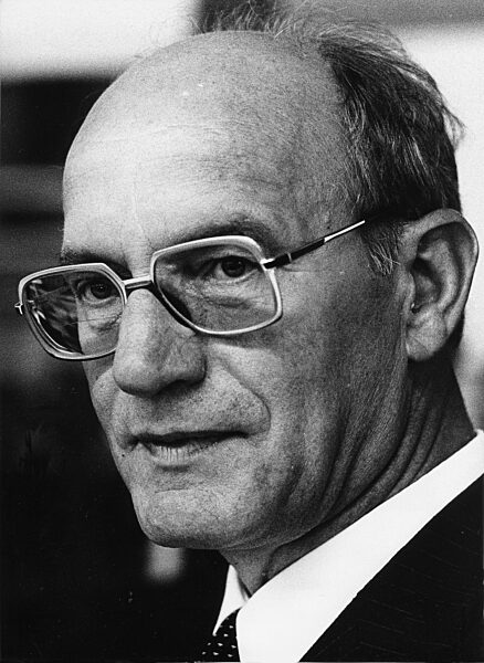 Heinz Nixdorf
(Unternehmer)    
11/82 zwie




Heinz Nixdorf im November...