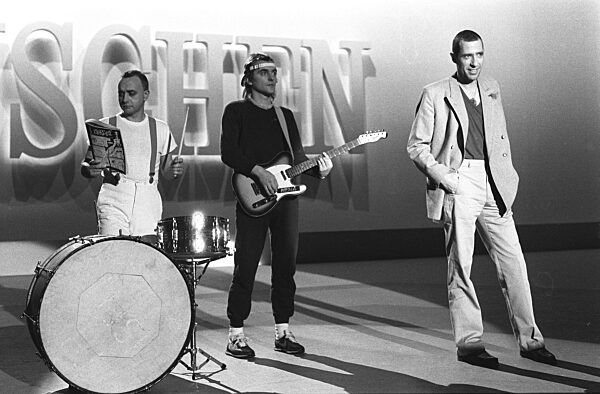 Trio
bei "Menschen 82"
01/83 stroe
Peter Behrens...