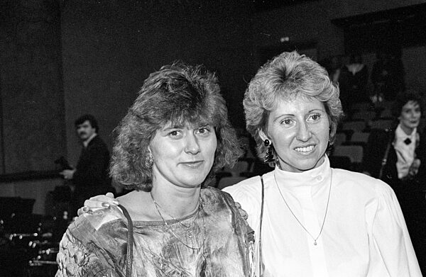 Marlies Göhr (li.)
mit Annegret Richter
12/89 hör




Marlies Göhr (li...