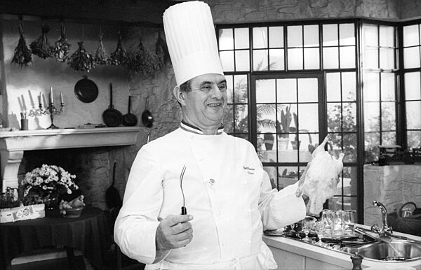 Paul Bocuse
(Koch)    
11/87 dar




Paul Bocuse im November 1987

Mann...