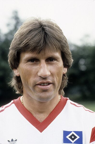 Manfred Kaltz
(Fußballspieler)  
06/88 hör




Manfred Kaltz beim...