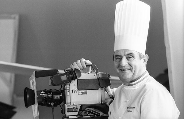 Paul Bocuse
(Koch)    
11/87 dar




Paul Bocuse im November 1987

Mann...