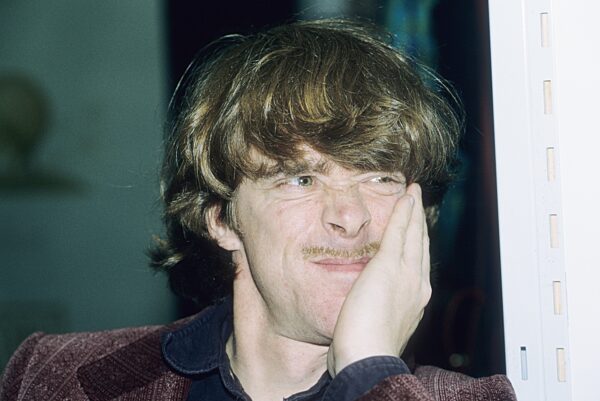 Helge Schneider
          10/92 pp

quer Portrait
Grimasse Hand
Mann...