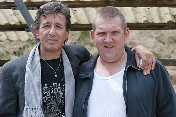 Rolf Zacher (li.) mit Dietmar
Bär im Film "Lattenknaller"
07/03...