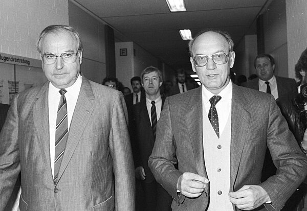 Heinz Nixdorf (re.)
mit Dr. Helmut Kohl
11/84 stroe




Mann Unternehmer...