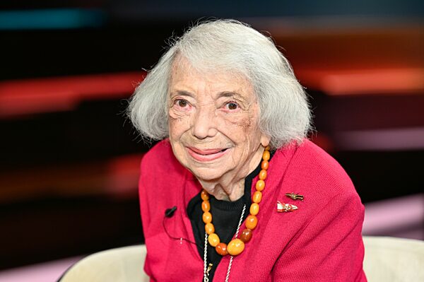 Margot Friedländer
(Holocaust-Zeitzeugin)
12/21 her



Margot Friedländer am...