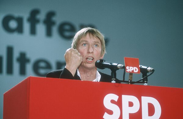 Dr. Regine Hildebrandt
06/93 pp
Frau Politik SPD quer...