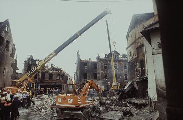 Tanklastzugunglück Herborn
Aufräumarbeiten
07/87 teu


 
Tanklastzugunglück...