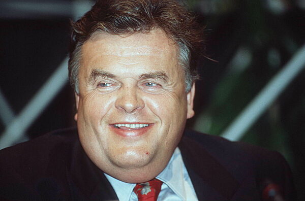 Dr. Helmut Thoma
            06/95 bü

Mann Fernsehen TV Management...