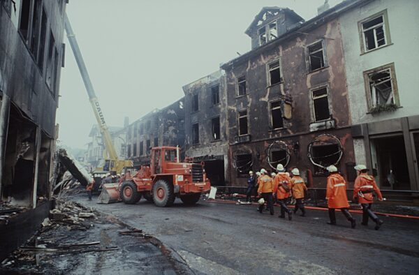 Tanklastzugunglück Herborn
Aufräumarbeiten
07/87 teu


 
Tanklastzugunglück...
