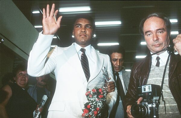 Muhammad Ali (li.,
Ex-Boxprofi)    09/84 wot



Mann ehemaliger Boxer...